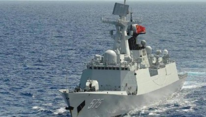为什么几乎没有国家采购052D？原因很简单——就算中国免费送，大多数国家也不敢接，因为真正的问题不是买不起，而是根本养不起。 052D的造价大概在35亿人民币左右，折合美元差不多5亿多。这个价格在国际军贸市场上其实不算离谱，比如德国萨克森级护卫舰、日本秋月级驱逐舰，造价都跟它差不多。...