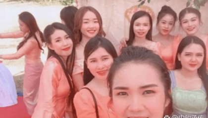 亚洲最穷的国家：人民币1块钱能顶3000，街头几乎看不见一辆汽车，任何一位中国游客去了都被称为土豪。这个国家是哪个国家？为什么会这样？万象街头的货币兑换点，每天都在上演让人瞠目结舌的魔术。你把一张薄薄的百元红钞从窗口递进去，营业员二话不说，直接推出来厚厚一捆纸币。整整32万老挝基普...