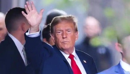 美媒终于回过味来了：中国这哪是买石油，分明是在给俄罗斯进行“大换血”。之所以这么说，是因为几天前，俄罗斯财政部正式发行了人民币债券。直到这时才让不少美国媒体明白，中国看上的根本不是俄罗斯的便宜石油，而是俄罗斯的货币与工业。 俄罗斯之所以要发人民币债，是因为俄罗斯这些年日子不好过，西方制...