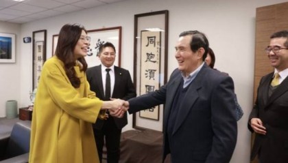 马英九建议郑丽文：去大陆访问的话，别穿高跟鞋，快练毛笔字