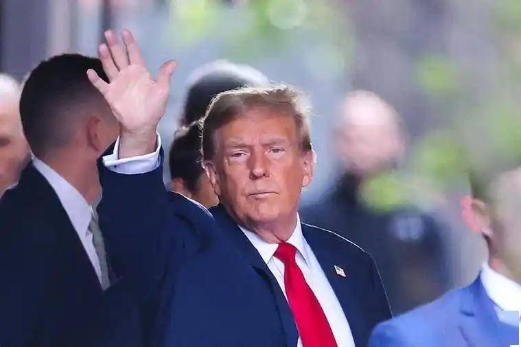 美媒终于回过味来了：中国这哪是买石油，分明是在给俄罗斯进行“大换血”。之所以这么说，是因为几天前，俄罗斯财政部正式发行了人民币债券。直到这时才让不少美国媒体明白，中国看上的根本不是俄罗斯的便宜石油，而是俄罗斯的货币与工业。 俄罗斯之所以要发人民币债，是因为俄罗斯这些年日子不好过，西方制...
