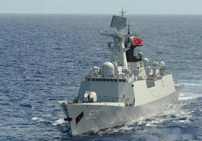 为什么几乎没有国家采购052D？原因很简单——就算中国免费送，大多数国家也不敢接，因为真正的问题不是买不起，而是根本养不起。 052D的造价大概在35亿人民币左右，折合美元差不多5亿多。这个价格在国际军贸市场上其实不算离谱，比如德国萨克森级护卫舰、日本秋月级驱逐舰，造价都跟它差不多。...