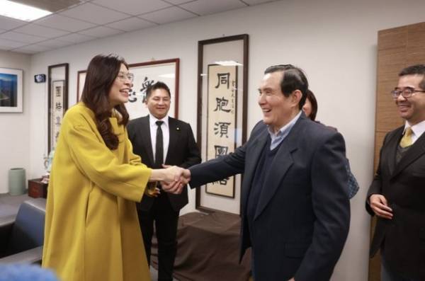 马英九建议郑丽文：去大陆访问的话，别穿高跟鞋，快练毛笔字