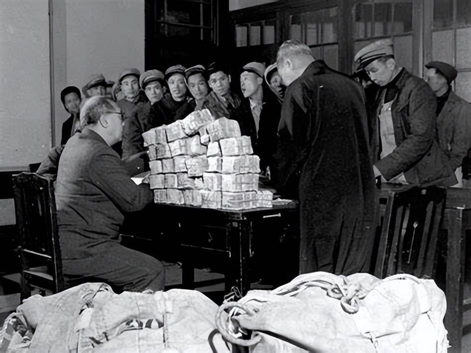 国家没钱的时候可以印其他国家货币吗？43年德国没钱时曾偷印英镑
