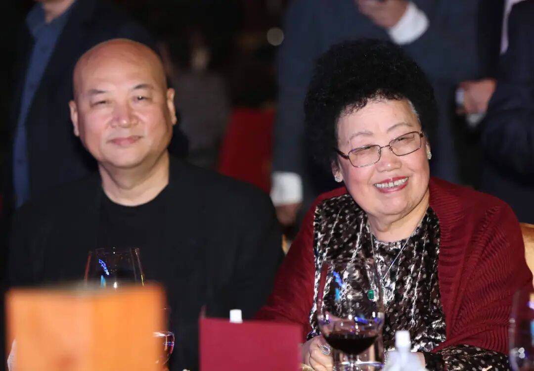 迟重瑞为妻子陈丽华光头36年，每天晚饭全家人一起吃，没有红过一次脸，有说不完的话