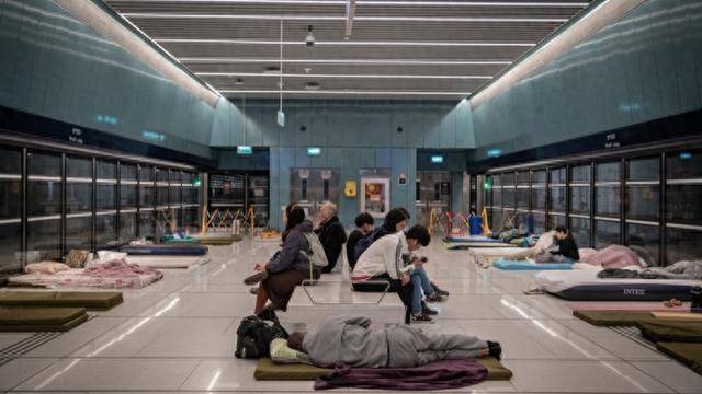 直击停火首日的以色列：短暂喘息难掩不安，市民：“明天，但愿我可以回家”